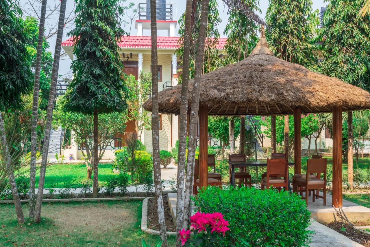 Royal Tiger Luxury Resort Sauraha Eksteriør billede