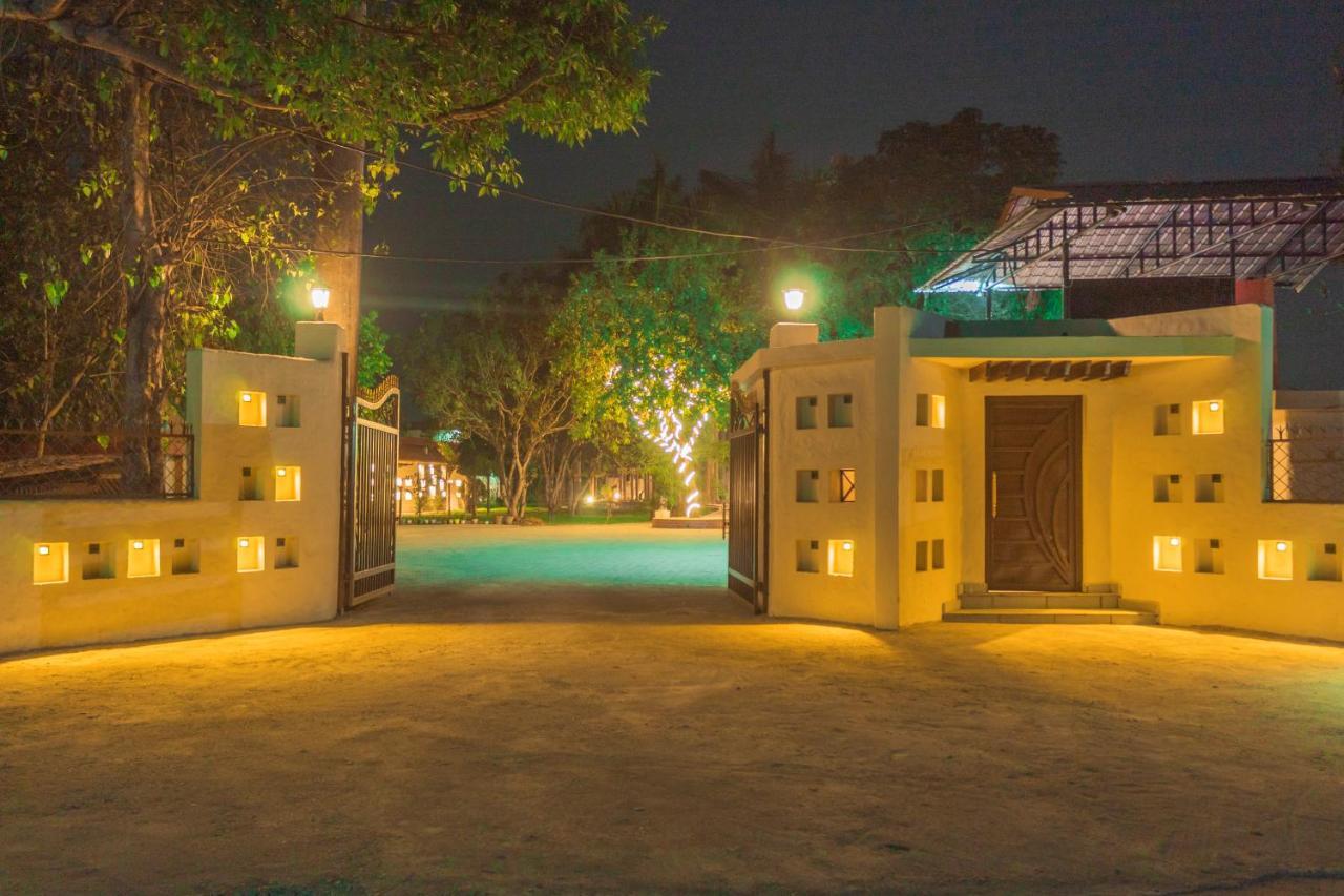 Royal Tiger Luxury Resort Sauraha Eksteriør billede
