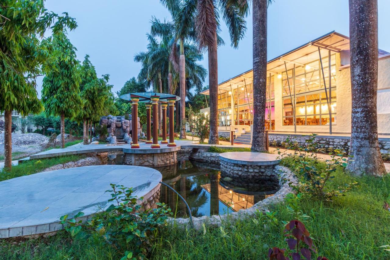 Royal Tiger Luxury Resort Sauraha Eksteriør billede