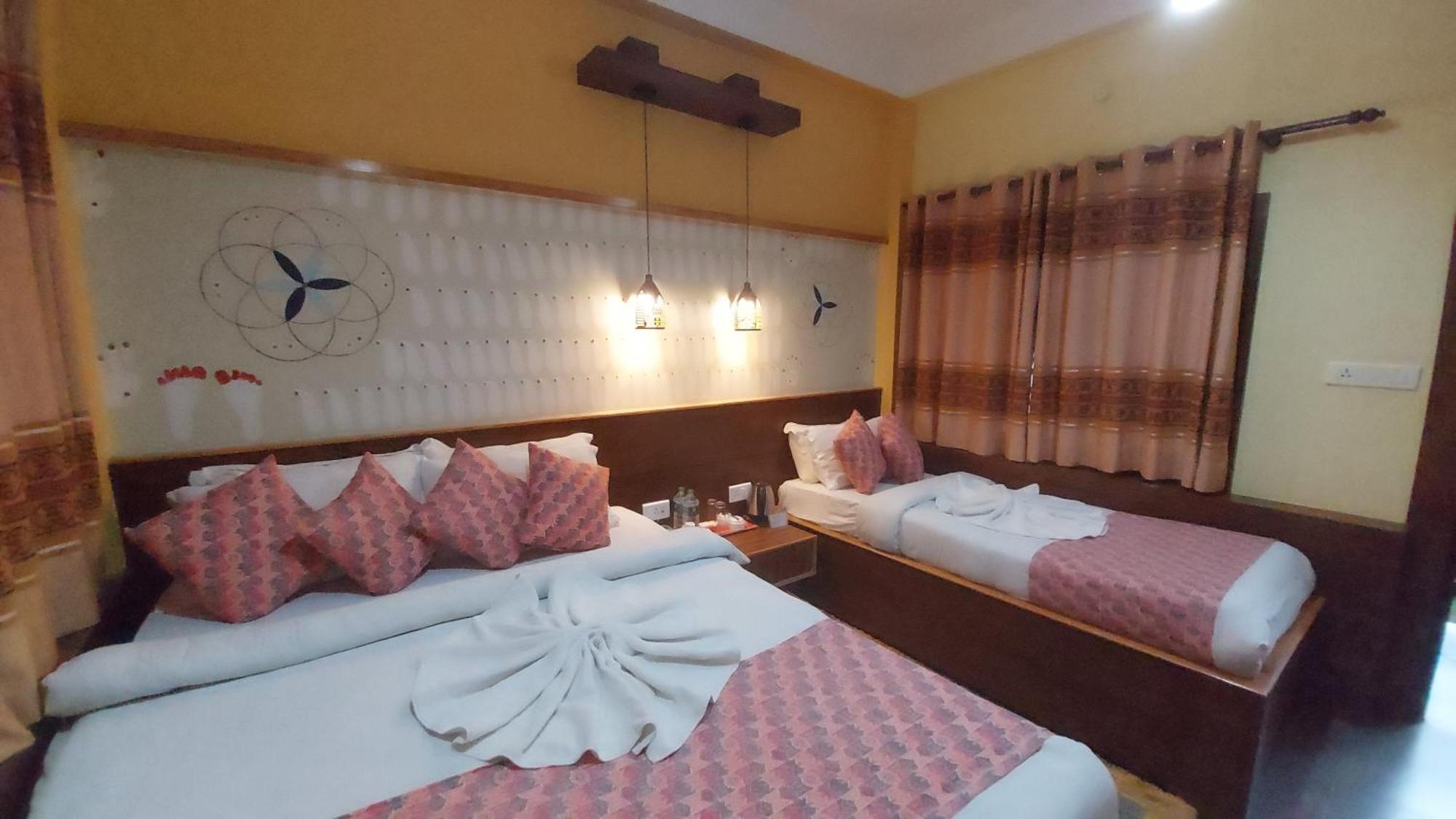 Royal Tiger Luxury Resort Sauraha Eksteriør billede