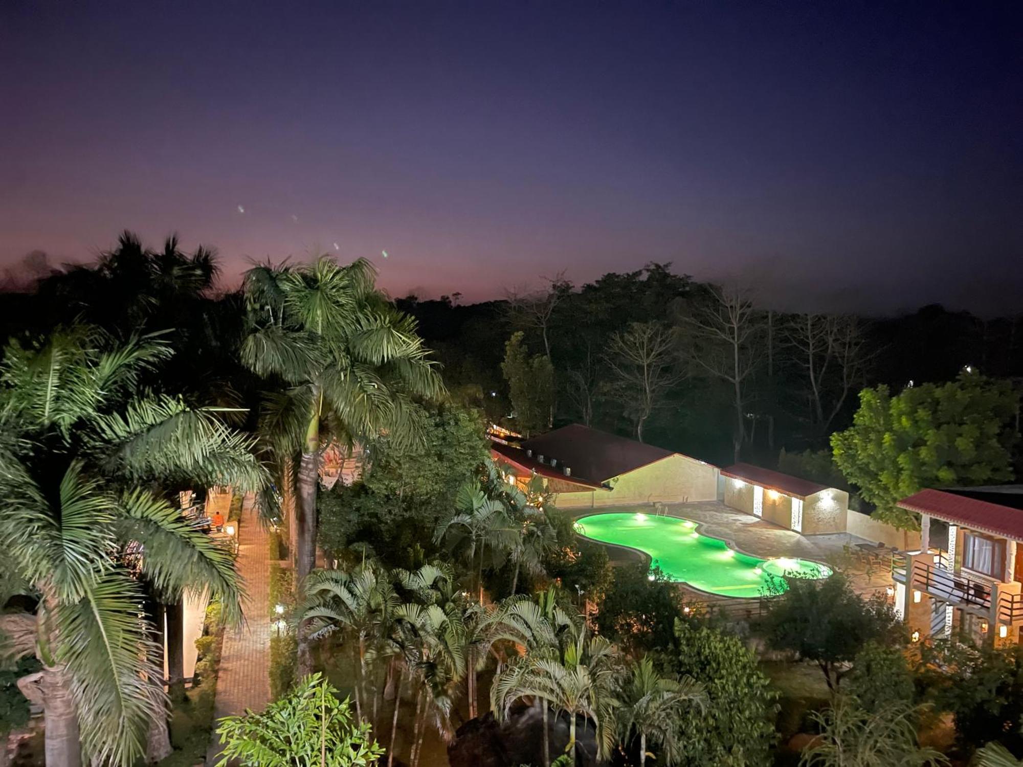 Royal Tiger Luxury Resort Sauraha Eksteriør billede