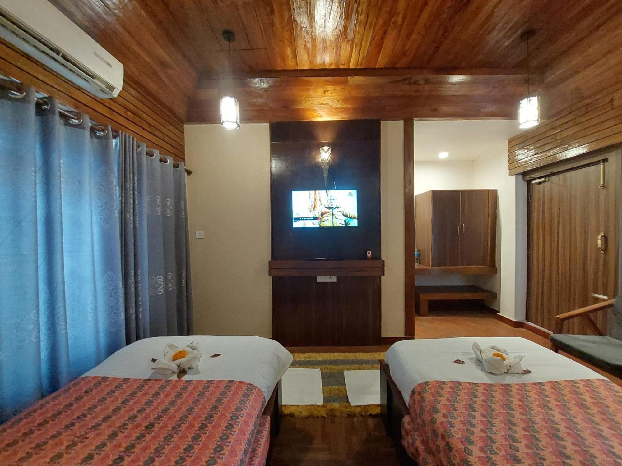 Royal Tiger Luxury Resort Sauraha Eksteriør billede
