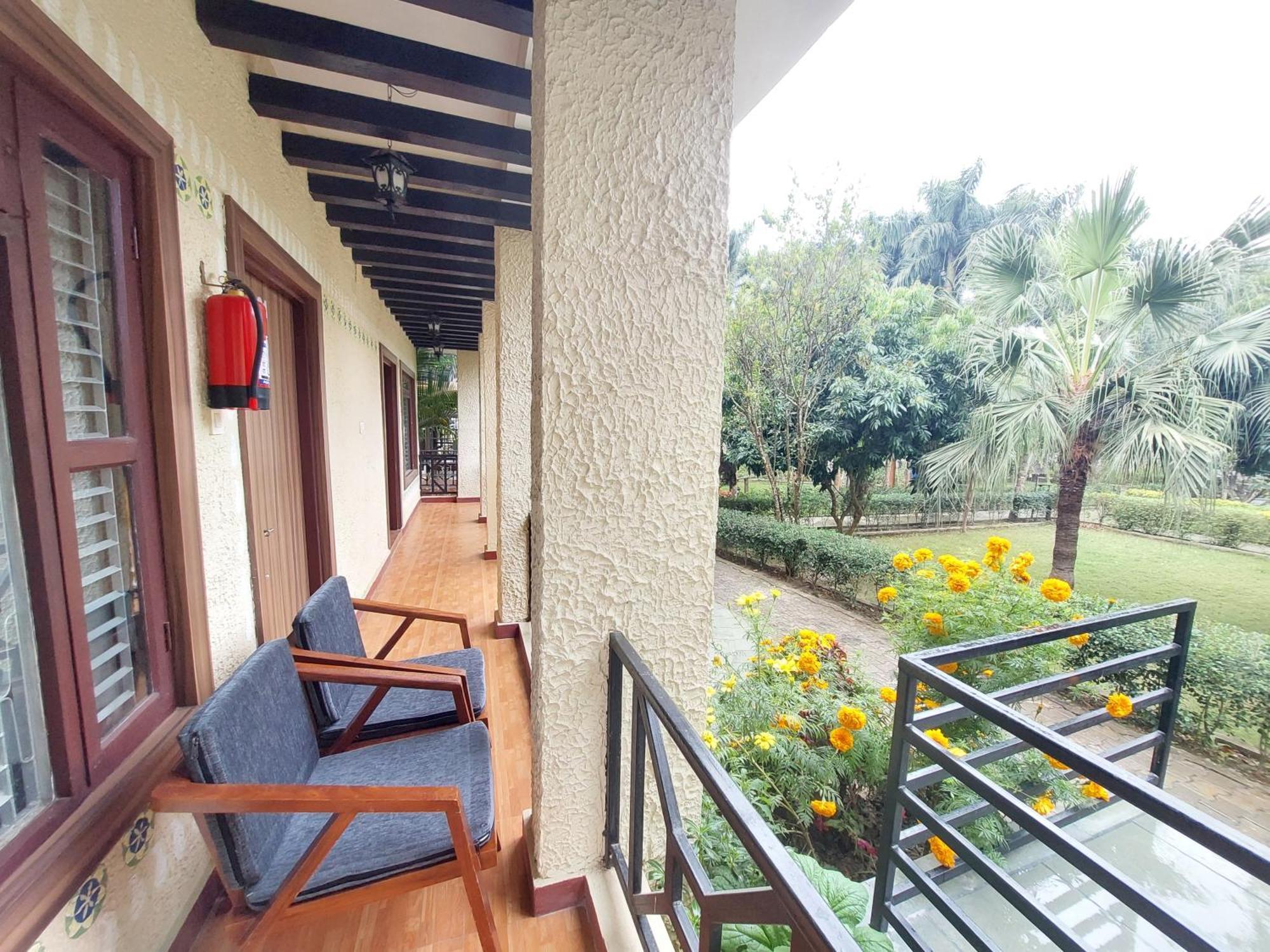 Royal Tiger Luxury Resort Sauraha Eksteriør billede