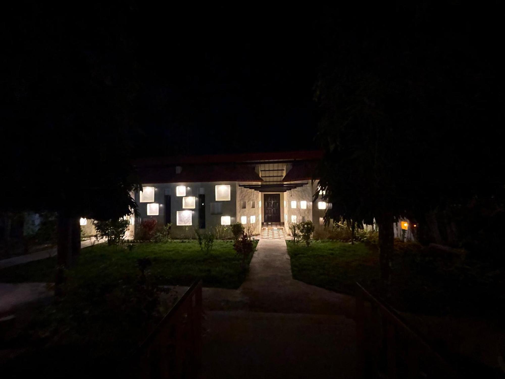 Royal Tiger Luxury Resort Sauraha Eksteriør billede