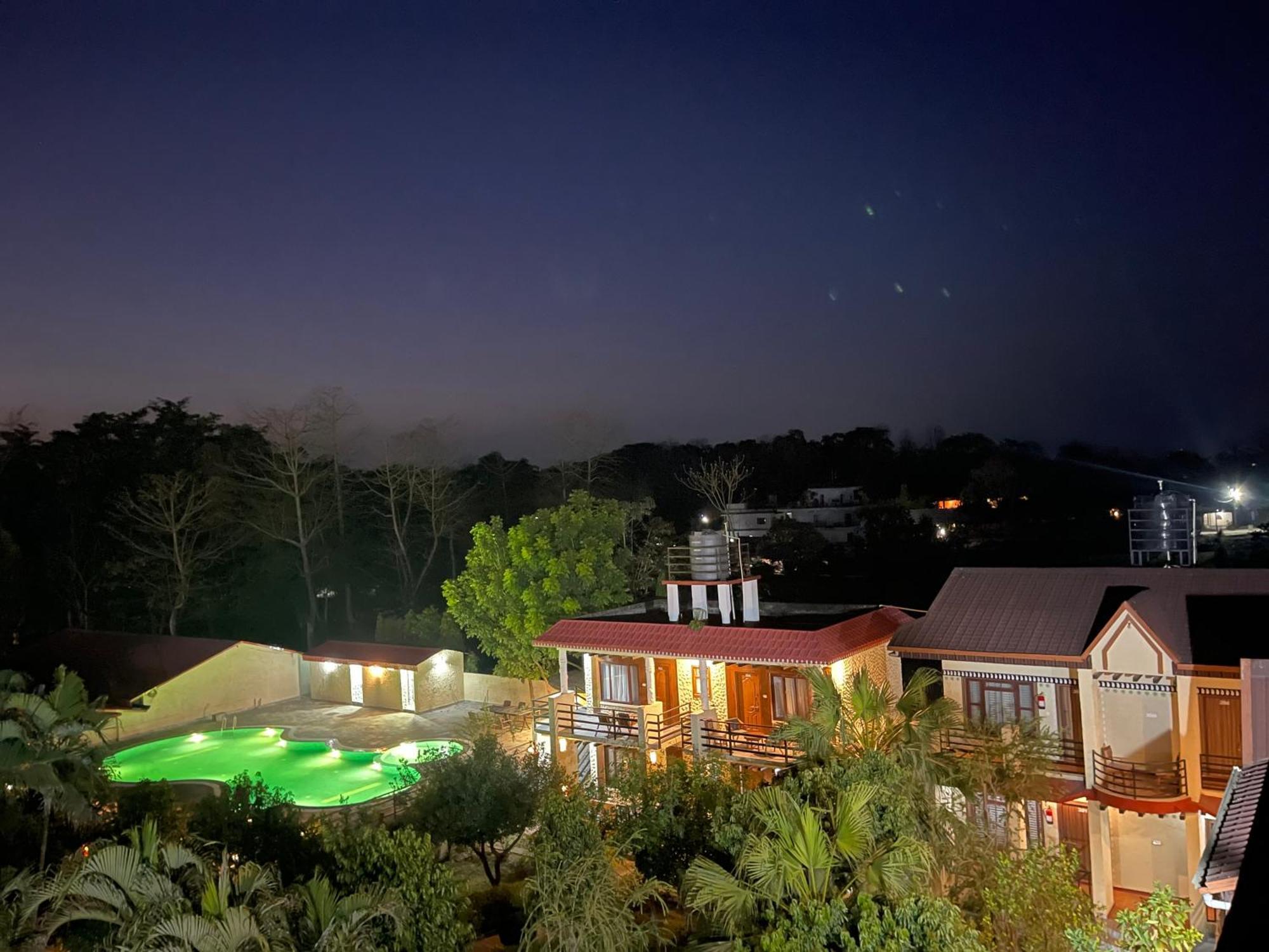 Royal Tiger Luxury Resort Sauraha Eksteriør billede