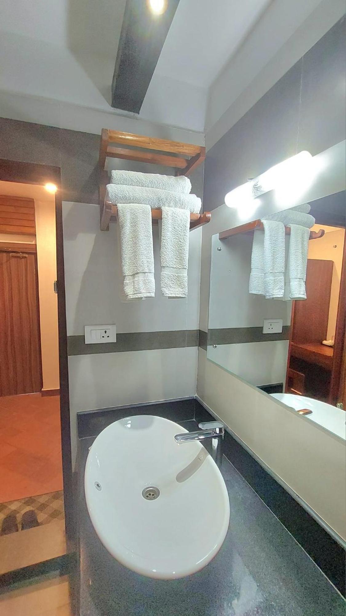 Royal Tiger Luxury Resort Sauraha Eksteriør billede