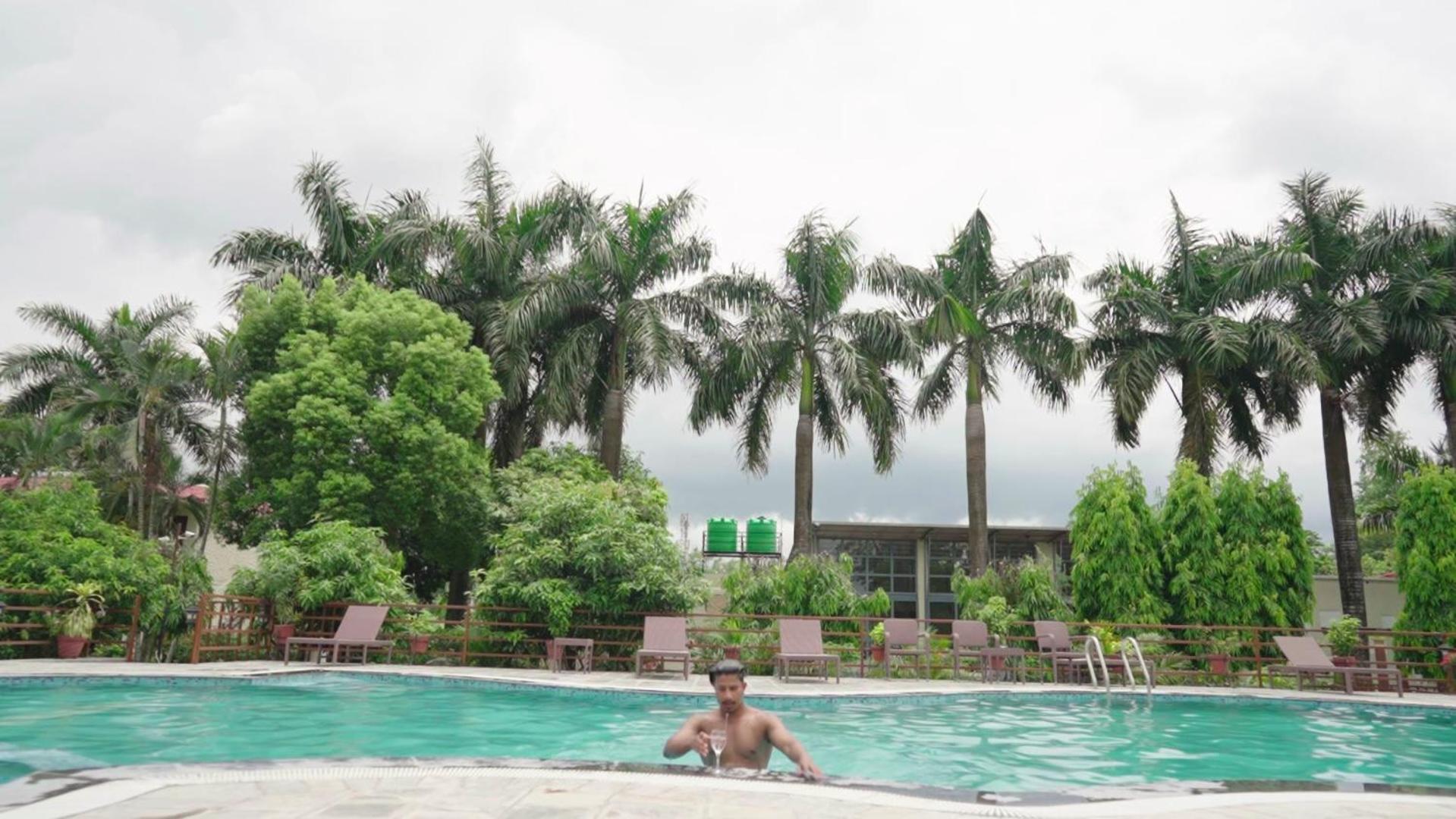 Royal Tiger Luxury Resort Sauraha Eksteriør billede