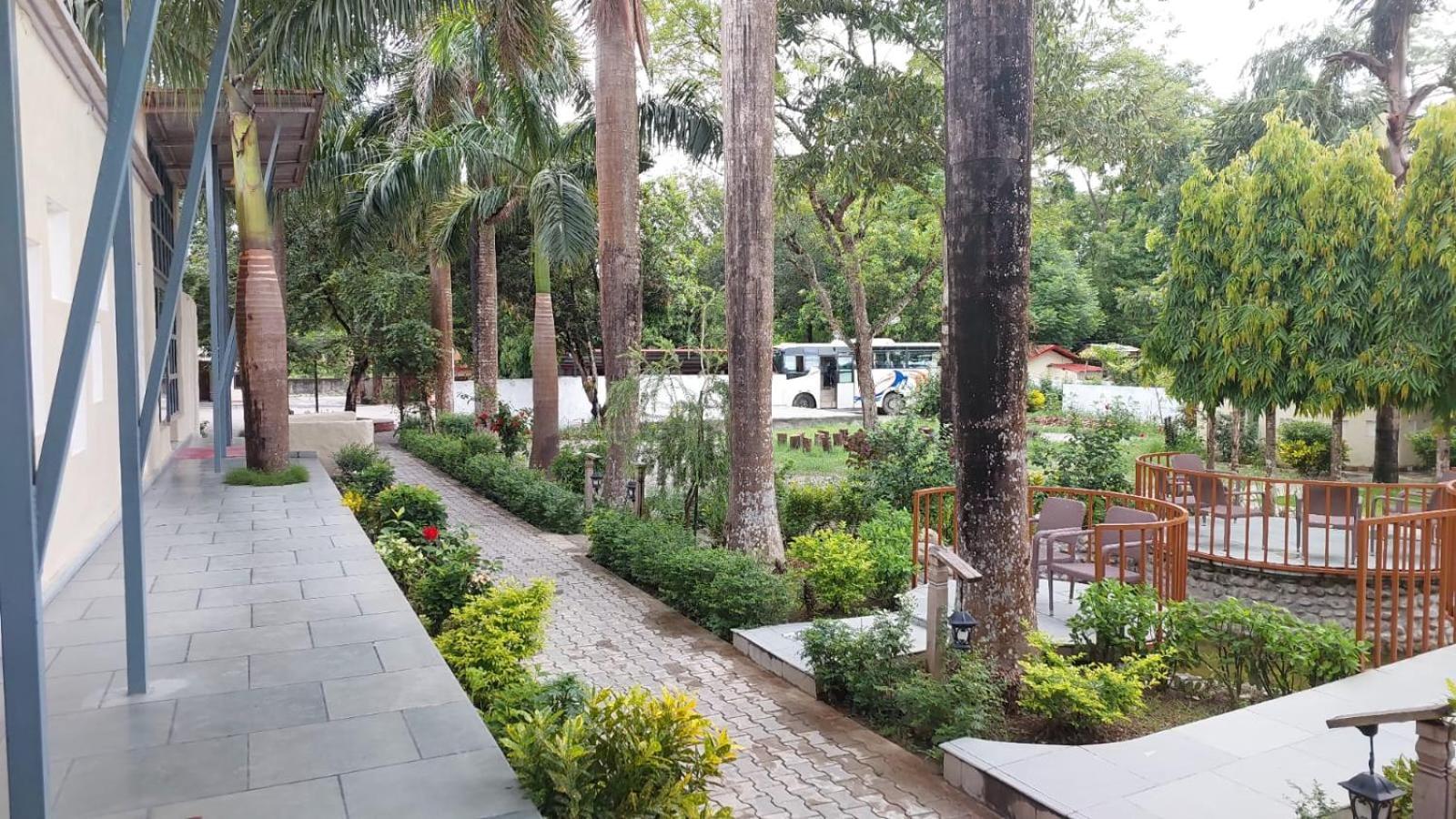 Royal Tiger Luxury Resort Sauraha Eksteriør billede