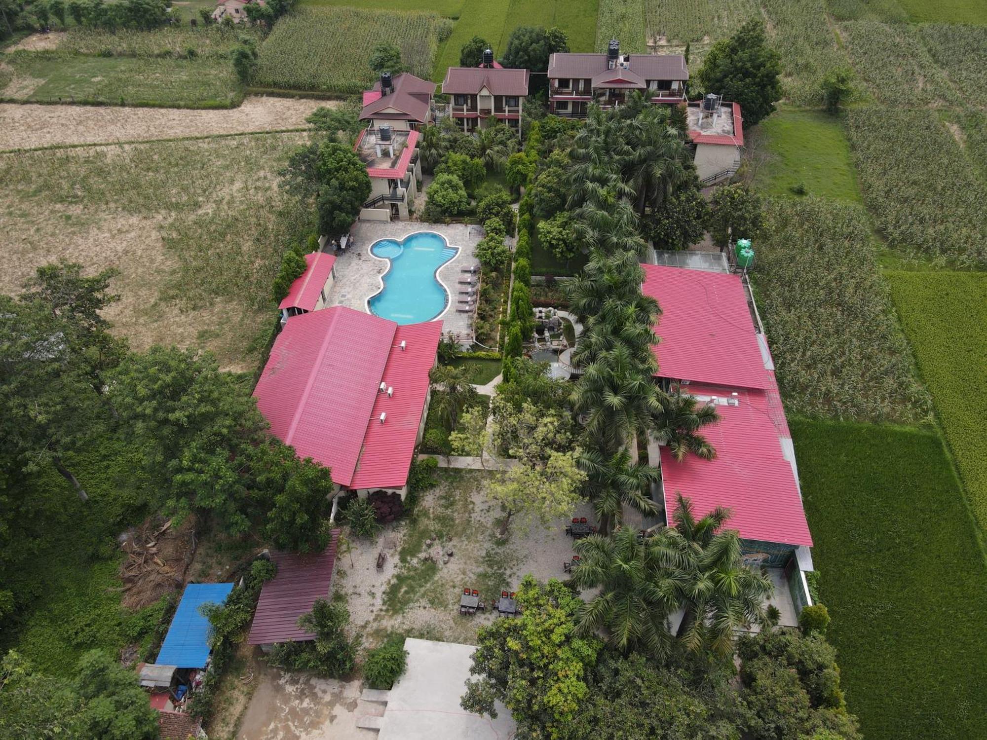 Royal Tiger Luxury Resort Sauraha Eksteriør billede